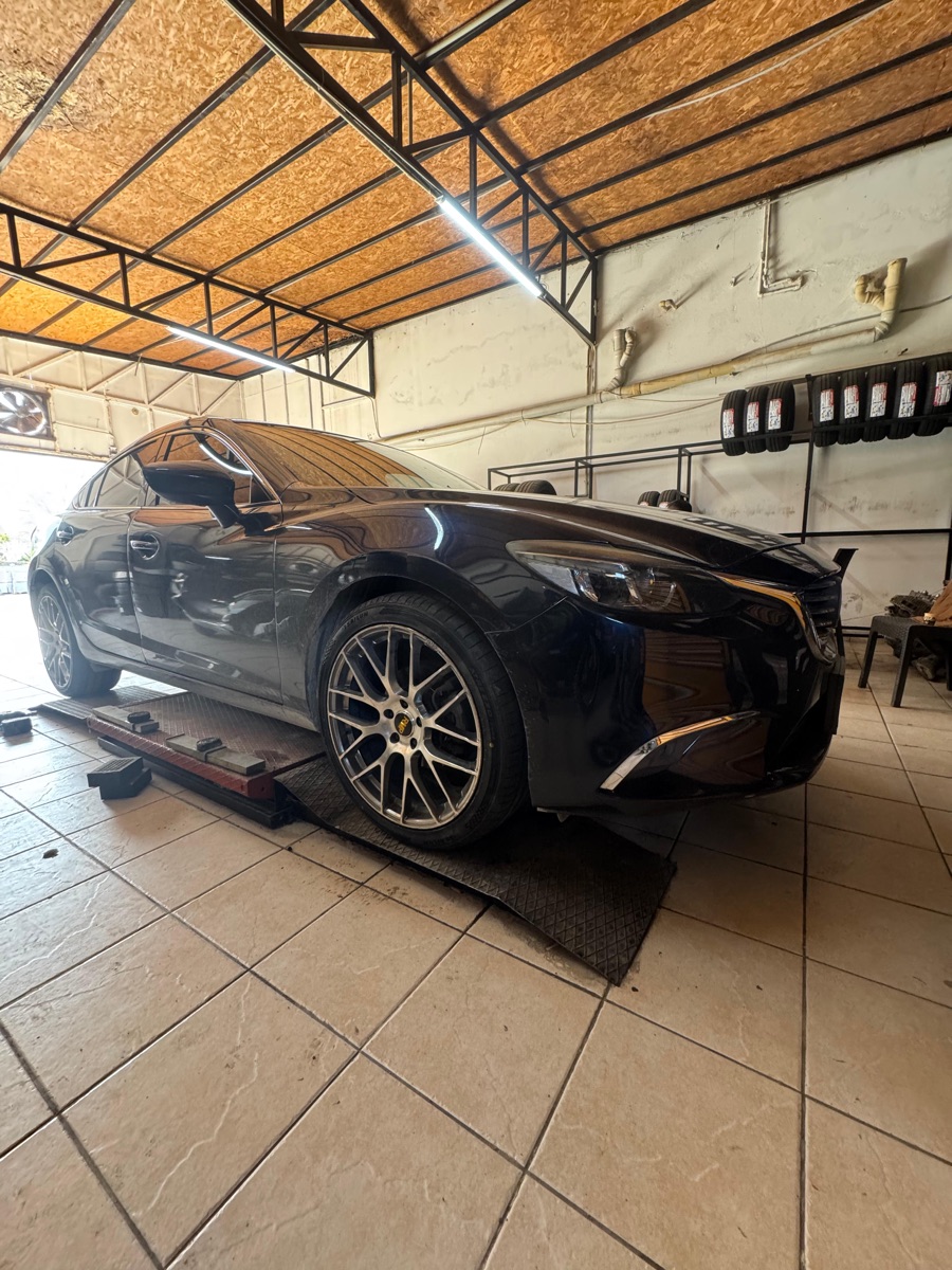 Atölyede siyah sedan araç