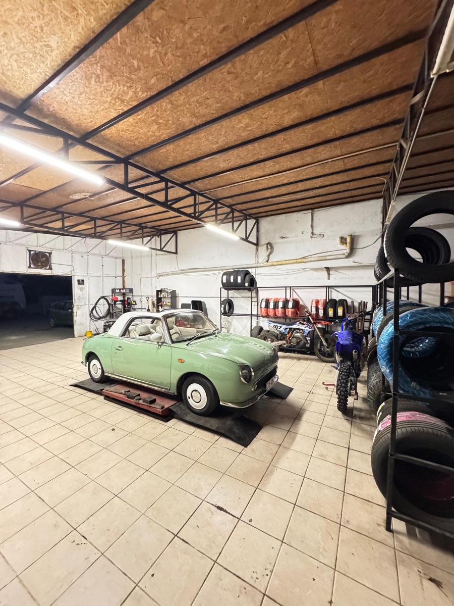Atölyede klasik Nissan Figaro