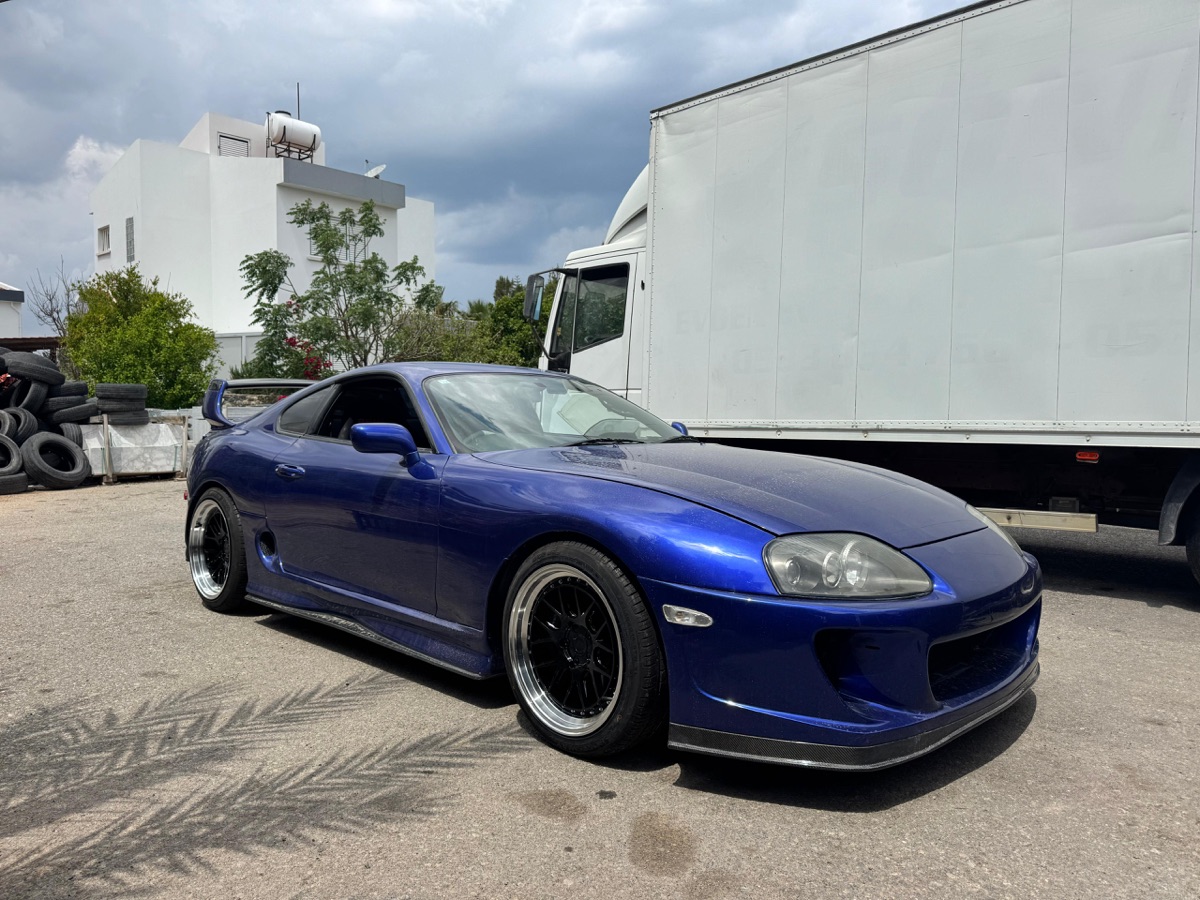 Mavi Toyota Supra